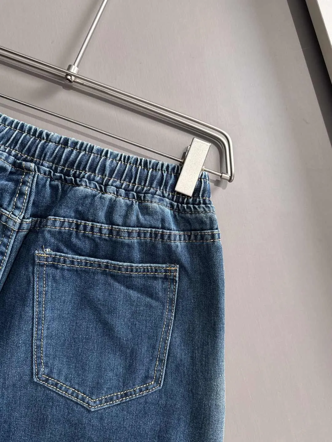 🅿️330 Stone Island 2025 new summer jeans and denim shorts are woven from imported Japanese Denim plain cotton denim fabrics. They are complete with three standards. The top stonewashing process makes the texture reach the old taste of the 1980s. It is soft, delicate, comfortable and breathable. The color has a modern and fashionable vicissitudes. The upper body is versatile and fashionable! Light luxury, a must-have item for daily commuting! Size: S-2XL (please state your height and weight when placing an order)